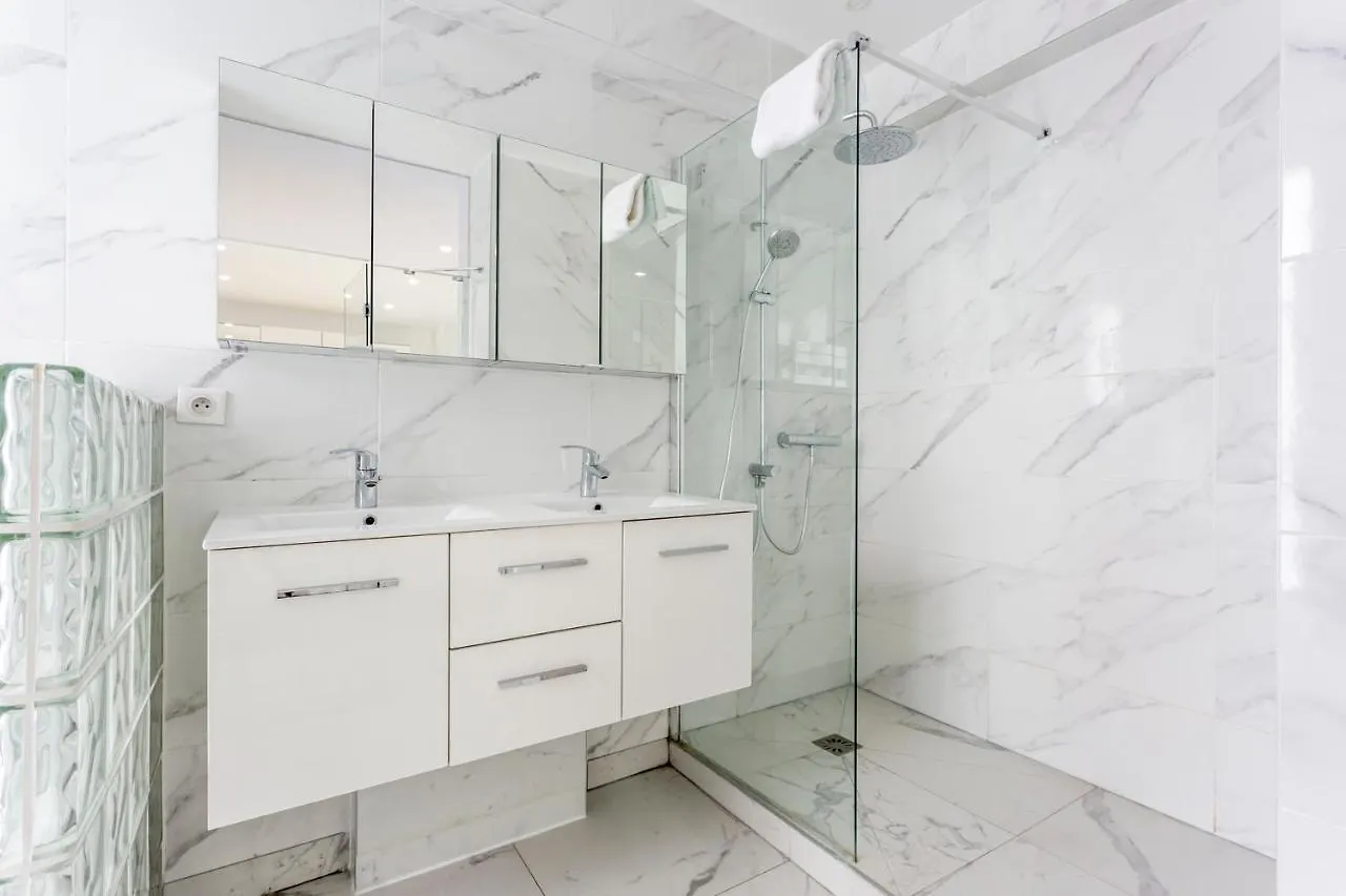 180 Eden, Luxury At Sacre Coeur Apartment
